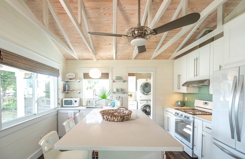 Santa Rosa Beach Cottage | Bluefish Coastal Cottage 🐟 WALK TO THE BEACH! HOT TUB!📍Blue Mt. Beach 30A