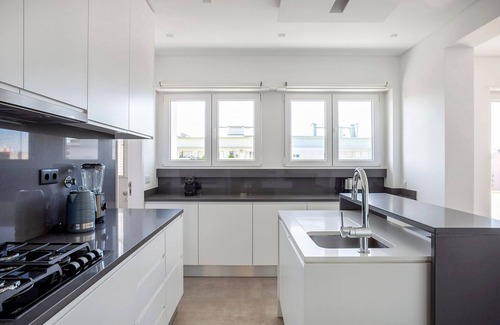 Alvalade Apartment | Blueground | Alvalade, furnished + terrace