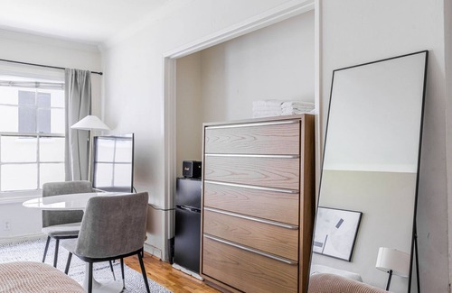 Beverly Hills Apartment | Blueground | Beverly Hills, view, nr Beverly Hills Park