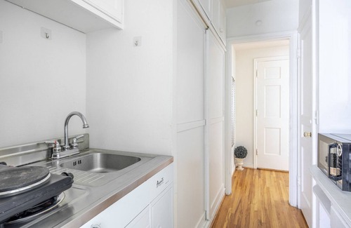 Beverly Hills Apartment | Blueground | Beverly Hills, view, nr Beverly Hills Park