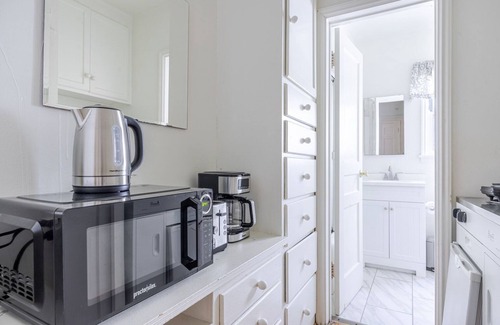 Beverly Hills Apartment | Blueground | Beverly Hills, view, nr Beverly Hills Park