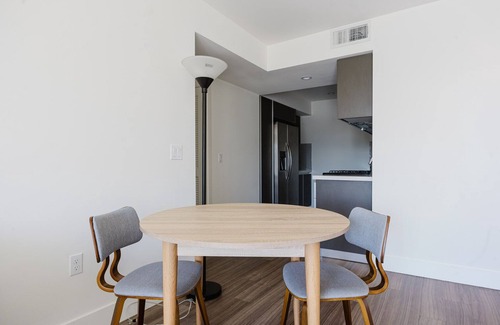 West Los Angeles Apartment | Blueground | Brentwood, rooftop & AC, near UCLA