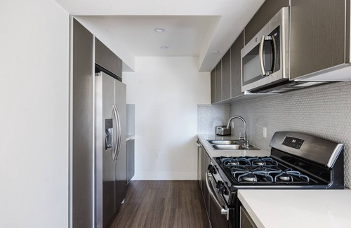 West Los Angeles Apartment | Blueground | Brentwood, rooftop & AC, near UCLA