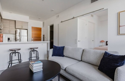 Sawtelle Apartment | Blueground | Brentwood, pool & AC, nr Getty