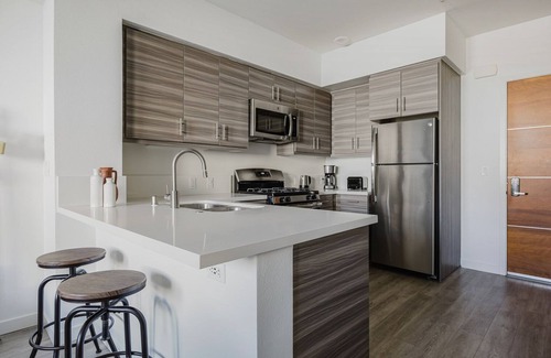 Sawtelle Apartment | Blueground | Brentwood, pool & AC, nr Getty