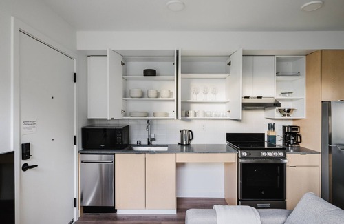 Cascade Apartment | Blueground | Capitol Hill, lounge & pet area