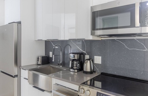 Chinatown Apartment | Blueground | Chinatown, washer, nr City Hall
