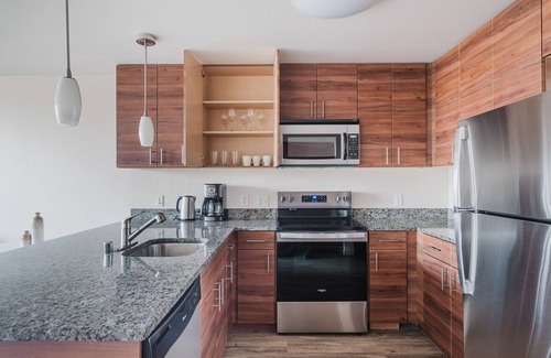 Brighton Apartment | Blueground | Columbia City, gym & w/d, nr park