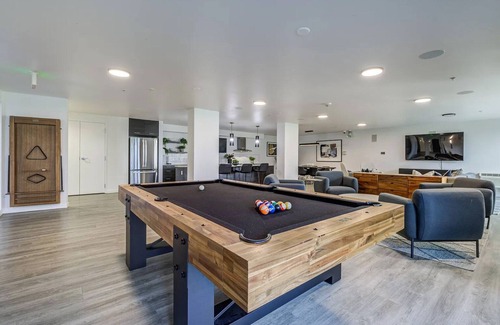 Brighton Apartment | Blueground | Columbia City, gym & w/d, nr park