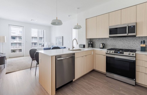 Fremont Apartment | Blueground | East Industrial, pool & AC, nr park