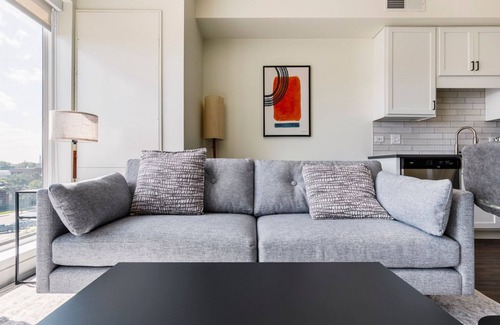 Elmhurst Apartment | Blueground | Elmhurst, pool, nr Elmhurst Art Museum