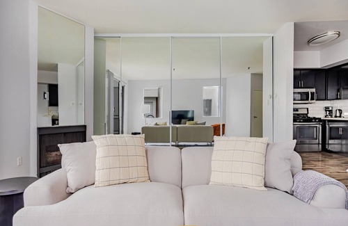 Hollywood Apartment | Blueground | Hollywood, gym, AC, nr Runyon