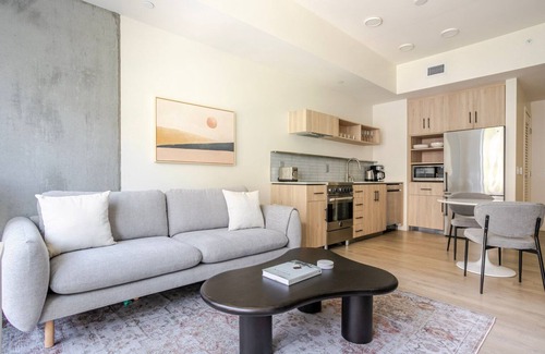 Hollywood Apartment | Blueground | Hollywood, rooftop pool, nr Hollywood Bowl