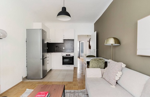Altlerchenfeld Apartment | Blueground | Josefstadt, elevator, nr landmarks