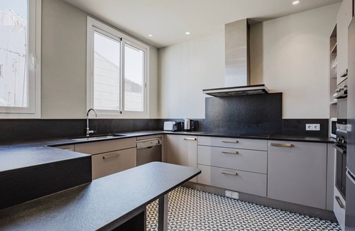 Dreta de l'Eixample House | Blueground | La Dreta, balcony & AC, nr Sagrada