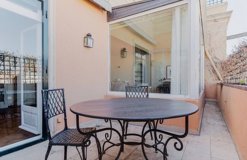 Dreta de l'Eixample House | Blueground | La Dreta, balcony & AC, nr Sagrada