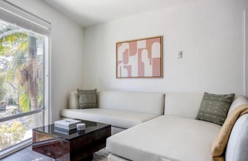 Miracle Mile Apartment | Blueground Mid-Wilshire pool nr food shops LAX-1210