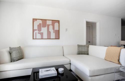 Miracle Mile Apartment | Blueground Mid-Wilshire pool nr food shops LAX-1210