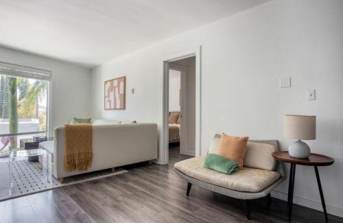 Miracle Mile Apartment | Blueground Mid-Wilshire pool nr food shops LAX-1210
