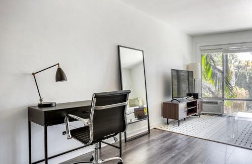 Miracle Mile Apartment | Blueground Mid-Wilshire pool nr food shops LAX-1210