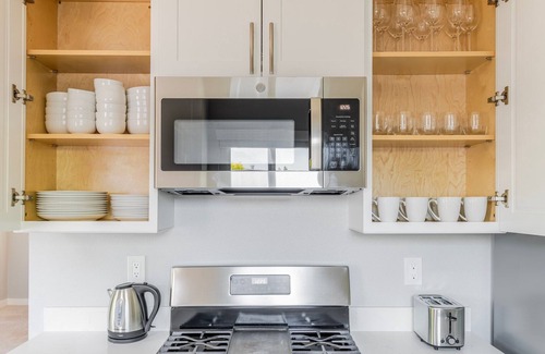 Midtown Apartment | Blueground | Midtown, pool, nr Municipal Park