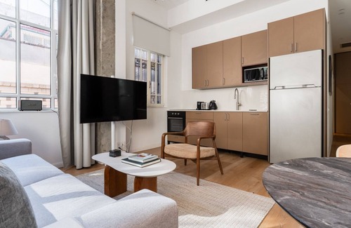Tel Aviv City Center Apartment | Blueground | Nahalat Byniamin, Exquisite, Patio (TLV-51)