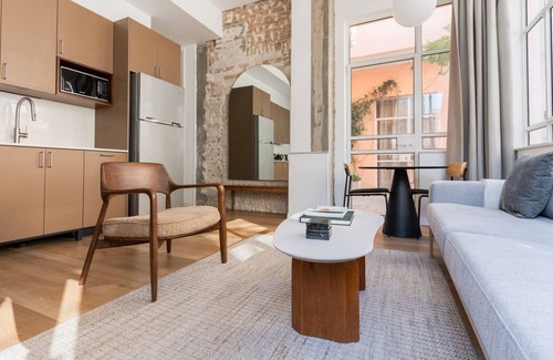 Tel Aviv City Center Apartment | Blueground | Nahalat Byniamin, Exquisite, Patio (TLV-51)