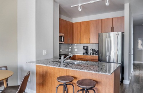 Downtown Chicago Apartment | Blueground | Near North, pool, nr Riverwalk