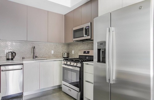 Culver City Apartment | Blueground | Palms, pool, nr Culver City Park