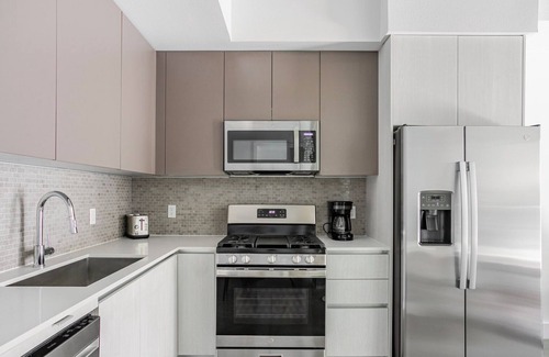 Culver City Apartment | Blueground | Palms, pool, nr Culver City Park