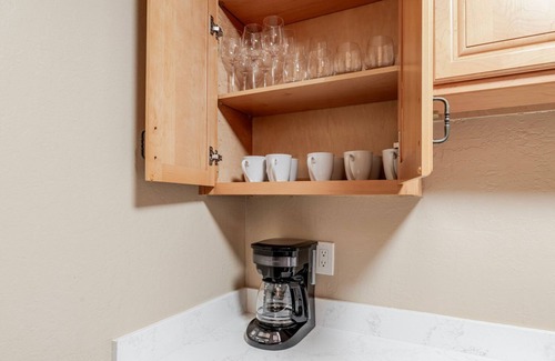 Campbell Apartment | Blueground | Pruneyard/Dry Creek, pool, nr Park