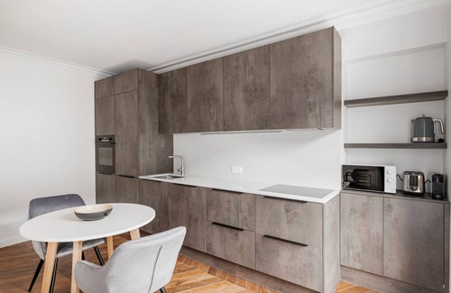 Quartier de la Place-Vendome Apartment | Blueground | Saint-Honoré, nr Place Vendome