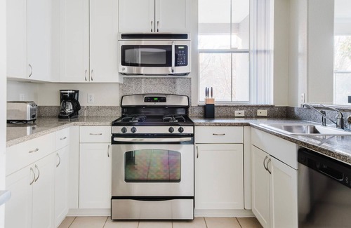 North Central Apartment | Blueground | San Mateo, pool & w/d, nr park