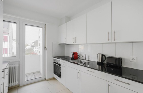 District 6 Apartment | Blueground | Unterstrass, washer, close to food