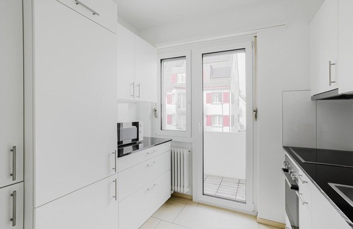 District 6 Apartment | Blueground | Unterstrass, washer, close to food