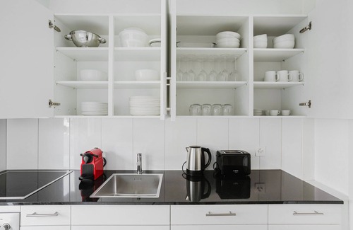 District 6 Apartment | Blueground | Unterstrass, washer, close to food