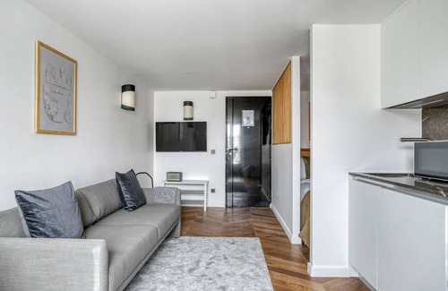 Quartier de la Place-Vendome Apartment | Blueground | Vendome/Saint Honoré, full kitchen