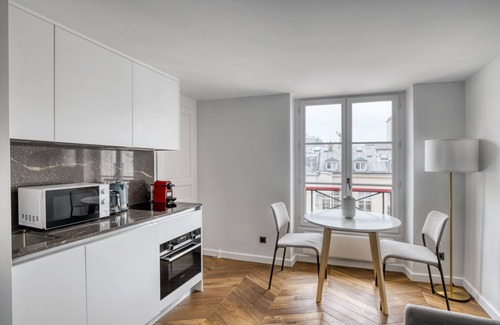 Quartier de la Place-Vendome Apartment | Blueground | Vendome/Saint Honoré, full kitchen