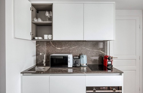Quartier de la Place-Vendome Apartment | Blueground | Vendome/Saint Honoré, full kitchen
