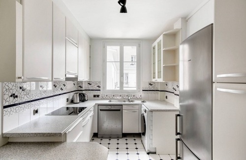 Porte-Dauphine Apartment | Blueground | Victor Hugo, nr trocadero & park