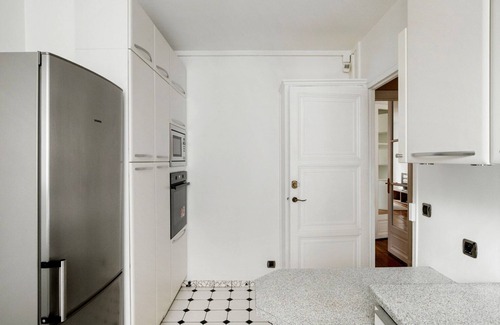 Porte-Dauphine Apartment | Blueground | Victor Hugo, nr trocadero & park
