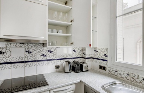 Porte-Dauphine Apartment | Blueground | Victor Hugo, nr trocadero & park