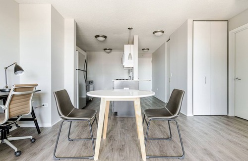 West Loop Apartment | Blueground | West Loop, gym & bbq, nr Willis Tower