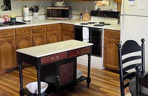 Fancy Gap House | BlueRidge Pkwy cozy pet friendly home w/fenced yard, lovely views from decks
