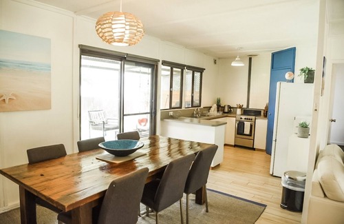 Dunsborough House | Bluewater Cottage - town and beach at your door