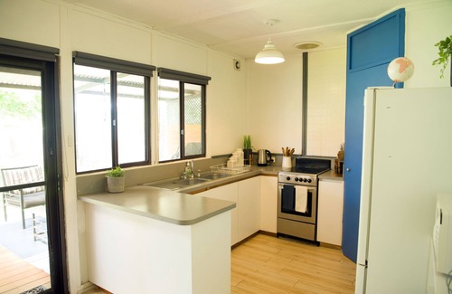 Dunsborough House | Bluewater Cottage - town and beach at your door