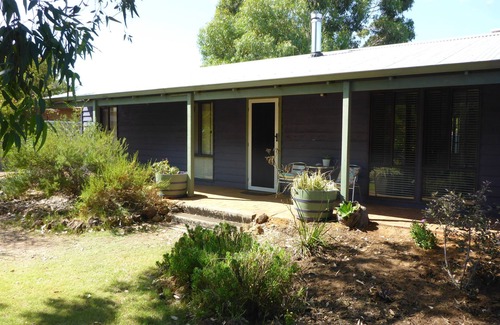 Dunsborough House | Bluewater Cottage - town and beach at your door