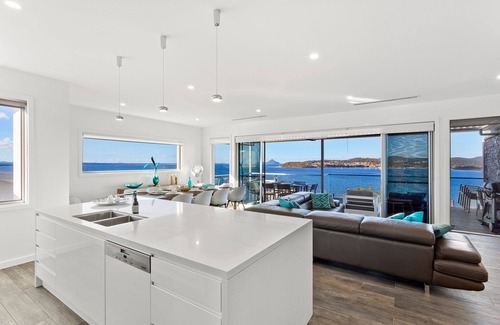 Salamander Bay House | Bluewater Splendour - Heated infinity pool and amazing views!