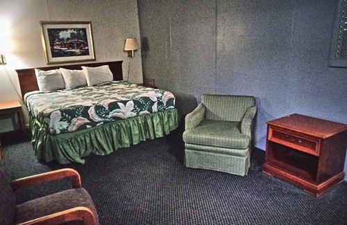 El Dorado Hotel | Blueway Inn & Suites El Dorado-Deluxe 1 King Bed Non-Smoking