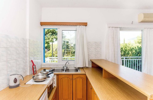 Kerameies Apartment | BlueWhite Studio - Mountain Vistas by the Pool